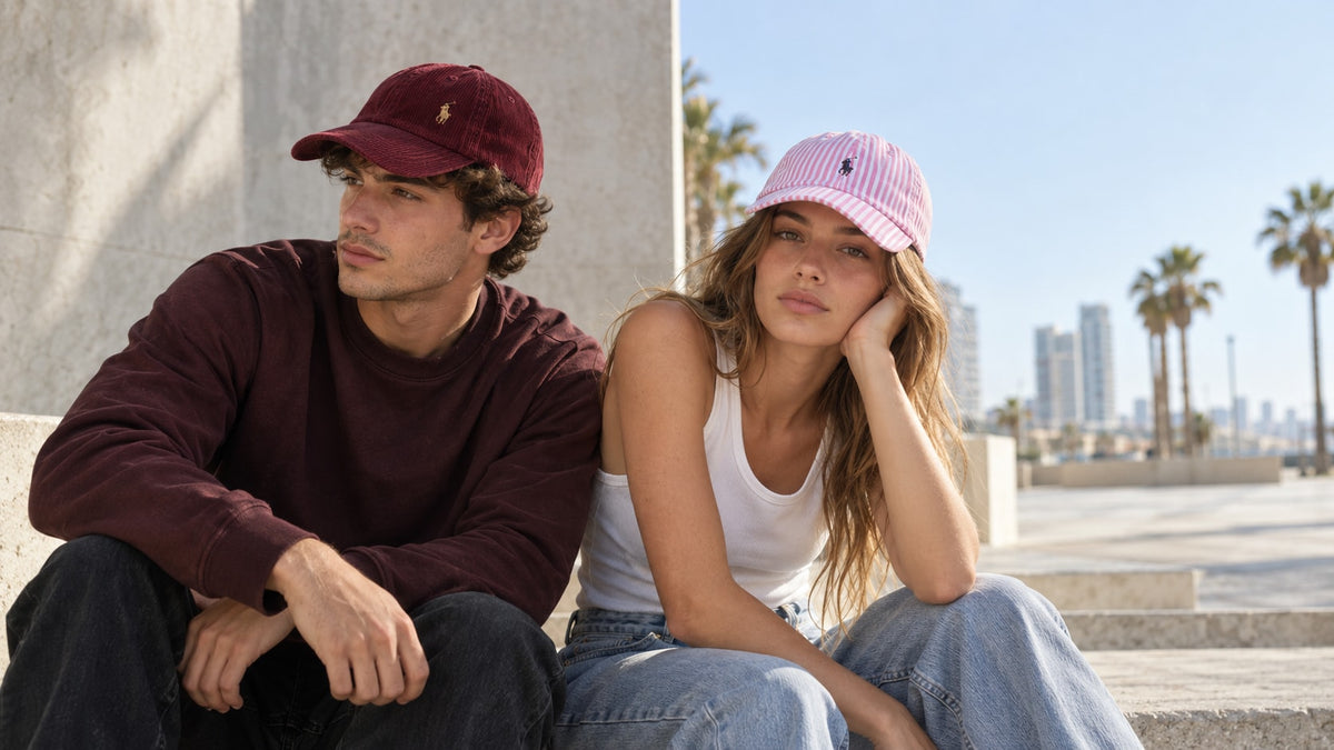 שני דוגמנים עם כובעי Ralph Lauren מקוריים בטיילת בתל אביב